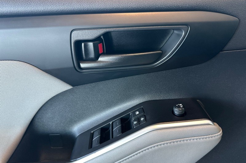 Toyota Highlander Vehicle Full-screen Gallery Image 11