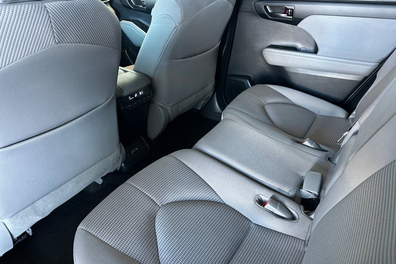 Toyota Highlander Vehicle Full-screen Gallery Image 12