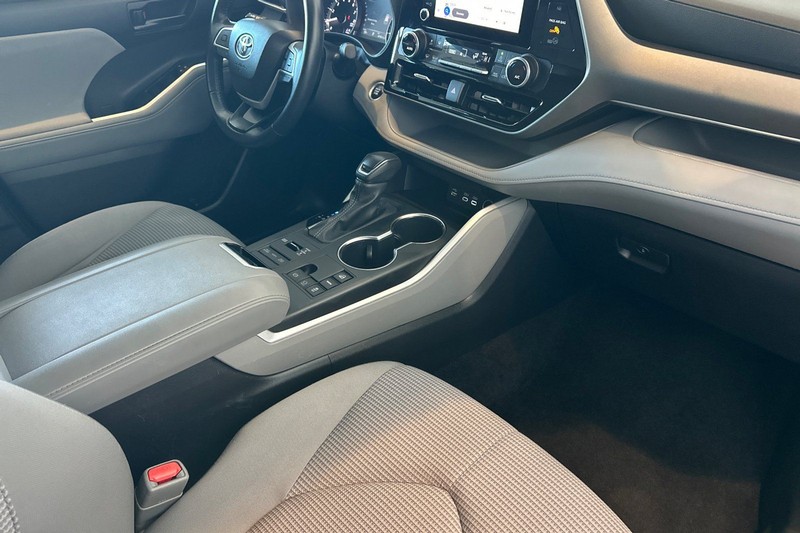 Toyota Highlander Vehicle Full-screen Gallery Image 16