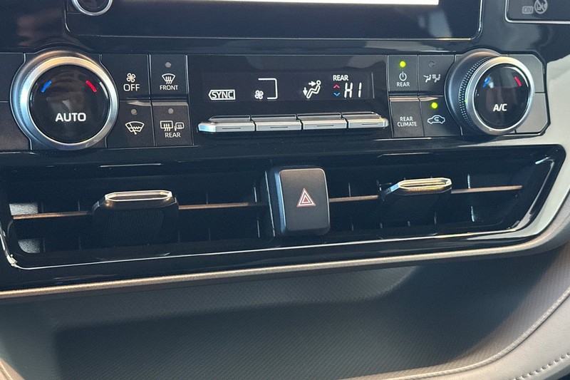 Toyota Highlander Vehicle Full-screen Gallery Image 21