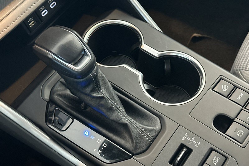 Toyota Highlander Vehicle Full-screen Gallery Image 22