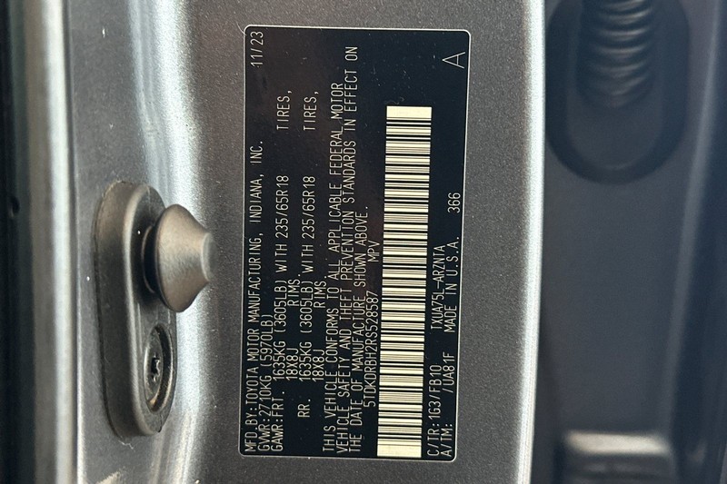 Toyota Highlander Vehicle Full-screen Gallery Image 30