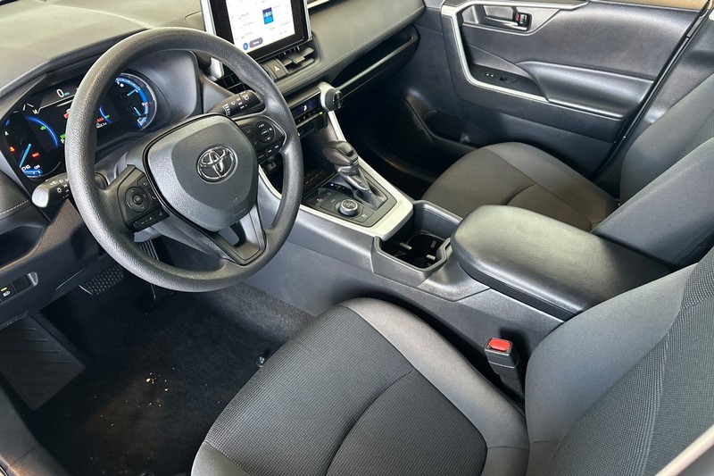 Toyota RAV4 Vehicle Full-screen Gallery Image 10