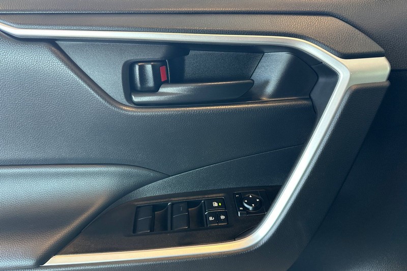 Toyota RAV4 Vehicle Full-screen Gallery Image 11