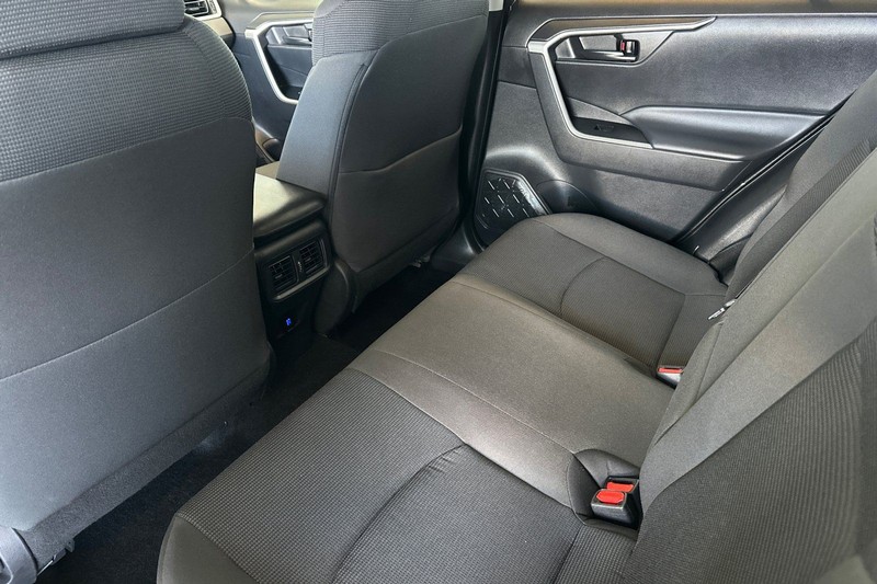 Toyota RAV4 Vehicle Full-screen Gallery Image 12