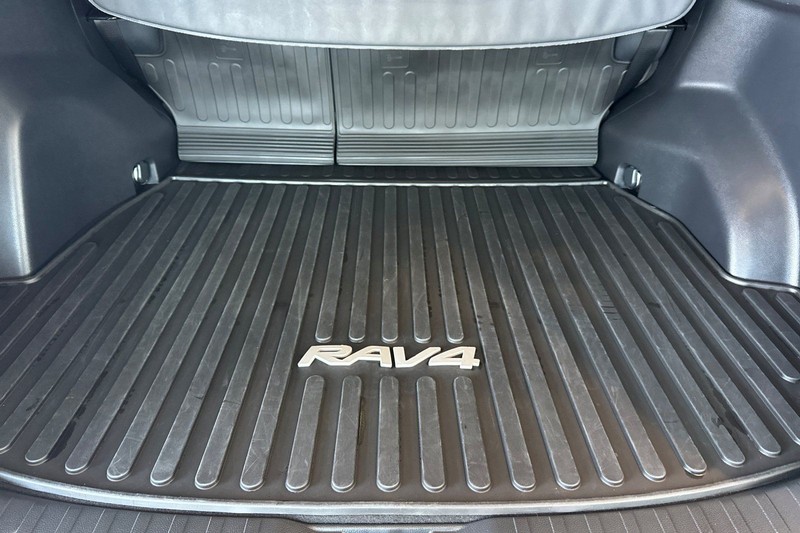 Toyota RAV4 Vehicle Full-screen Gallery Image 15