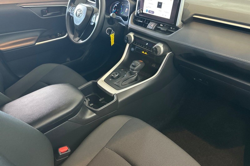 Toyota RAV4 Vehicle Full-screen Gallery Image 16