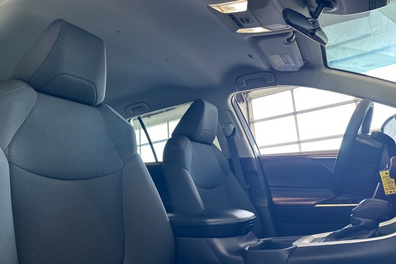 Toyota RAV4 Vehicle Full-screen Gallery Image 17