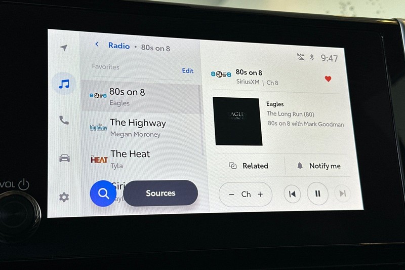 Toyota RAV4 Vehicle Full-screen Gallery Image 18