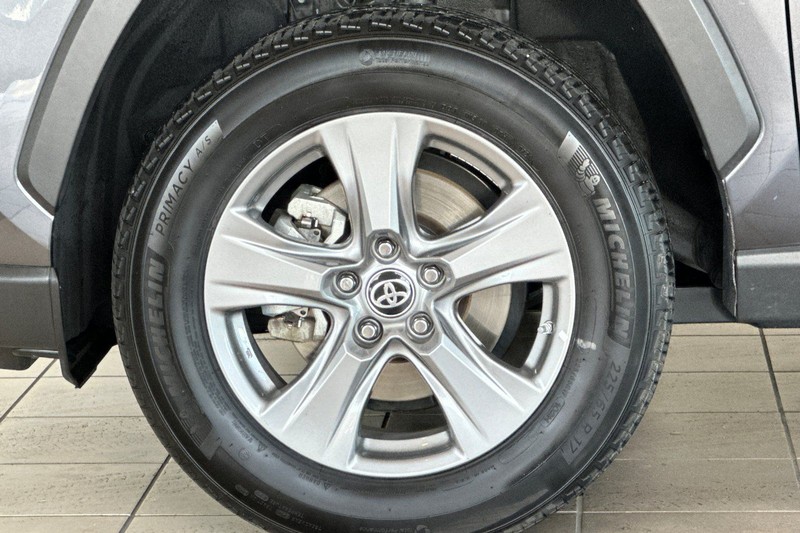 Toyota RAV4 Vehicle Full-screen Gallery Image 26