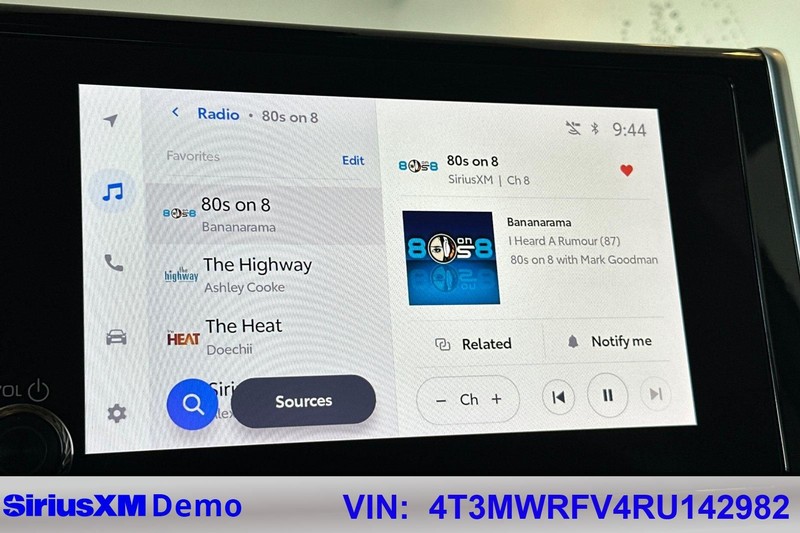 Toyota RAV4 Vehicle Full-screen Gallery Image 28