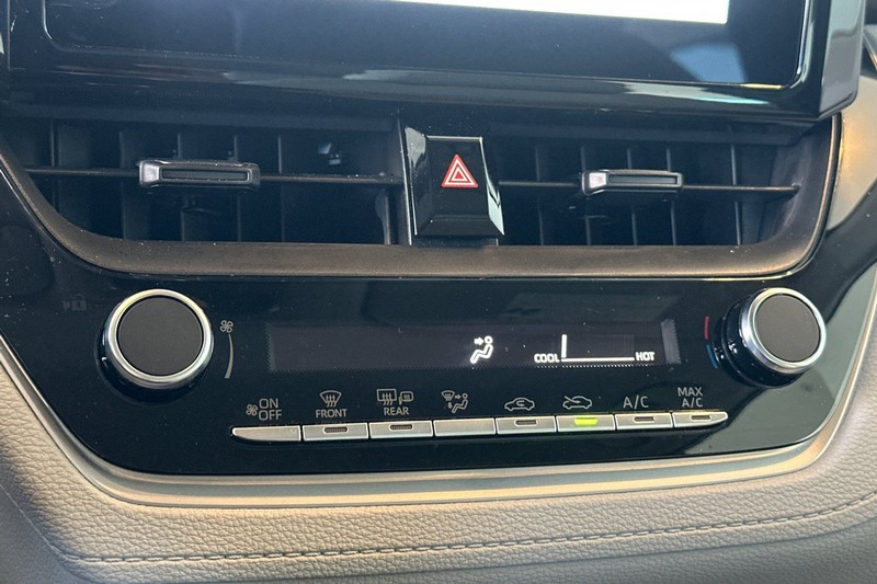 Toyota Corolla Cross Vehicle Full-screen Gallery Image 21