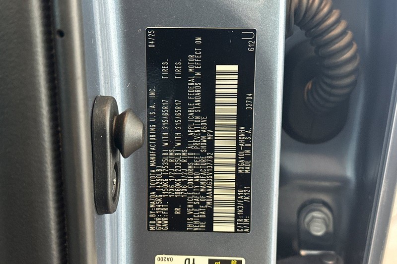 Toyota Corolla Cross Vehicle Full-screen Gallery Image 28