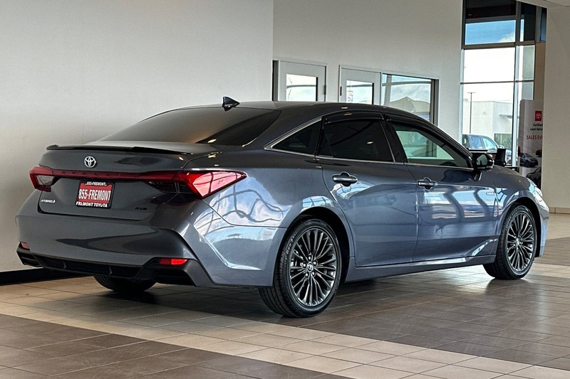 Toyota Avalon Hybrid Vehicle Full-screen Gallery Image 04