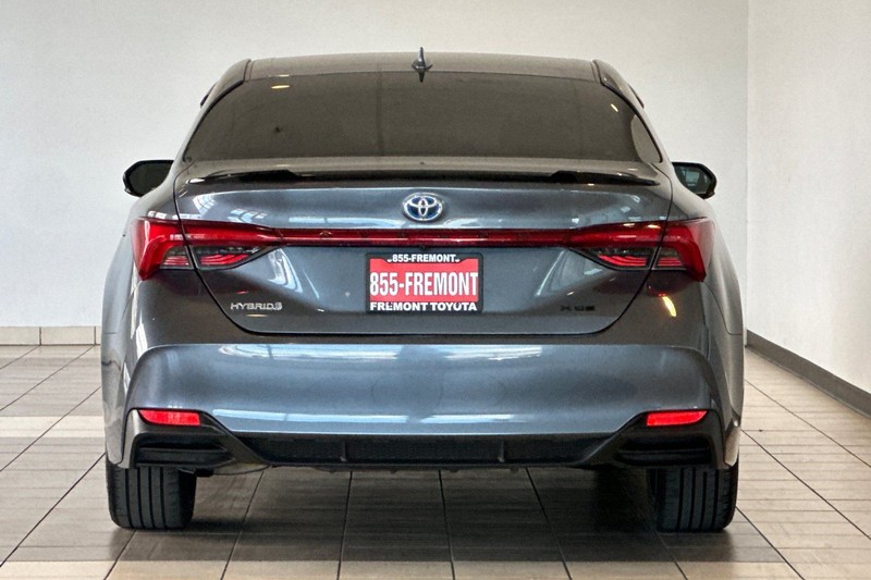 Toyota Avalon Hybrid Vehicle Full-screen Gallery Image 05