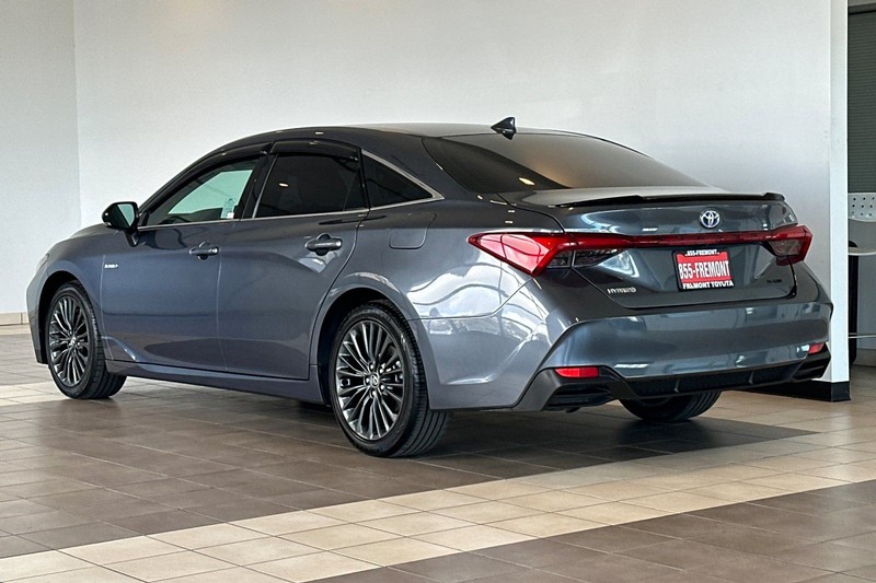 Toyota Avalon Hybrid Vehicle Full-screen Gallery Image 06