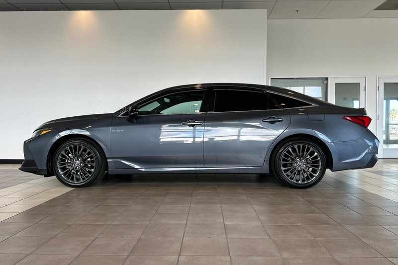 Toyota Avalon Hybrid Vehicle Full-screen Gallery Image 07