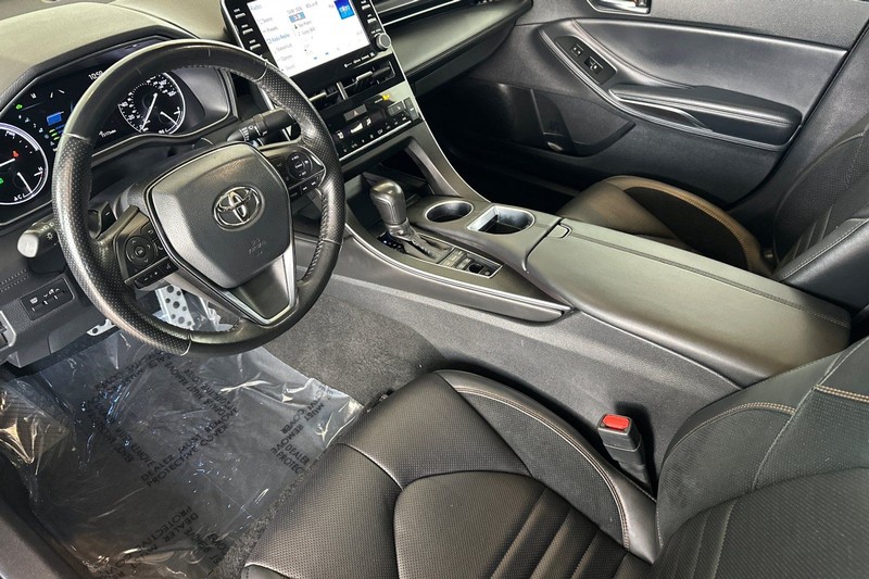 Toyota Avalon Hybrid Vehicle Full-screen Gallery Image 10