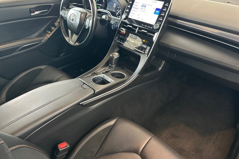Toyota Avalon Hybrid Vehicle Full-screen Gallery Image 15
