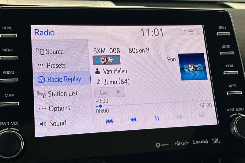 Toyota Avalon Hybrid Vehicle Full-screen Gallery Image 17