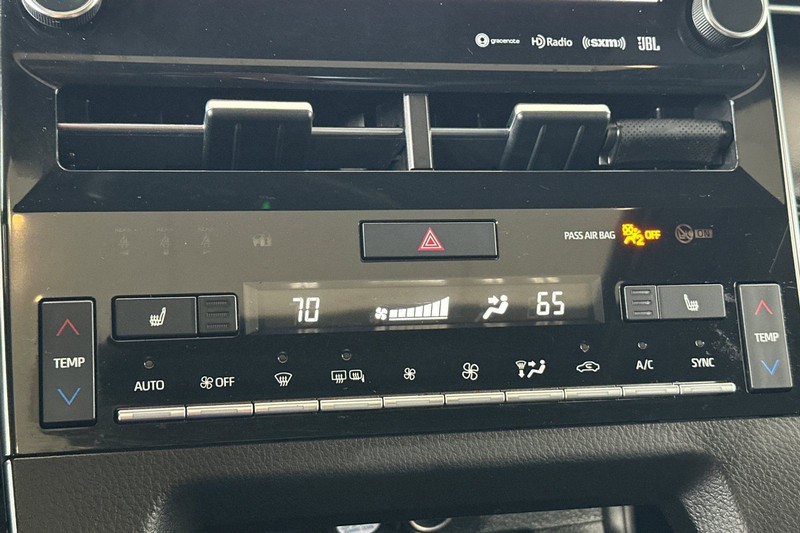 Toyota Avalon Hybrid Vehicle Full-screen Gallery Image 20