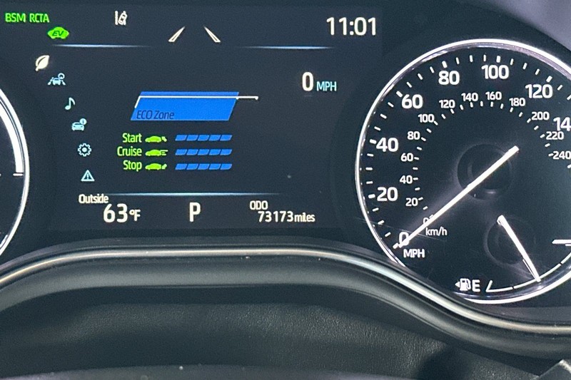 Toyota Avalon Hybrid Vehicle Full-screen Gallery Image 25