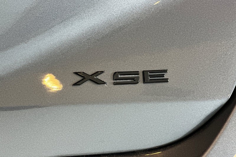 Toyota Avalon Hybrid Vehicle Full-screen Gallery Image 27