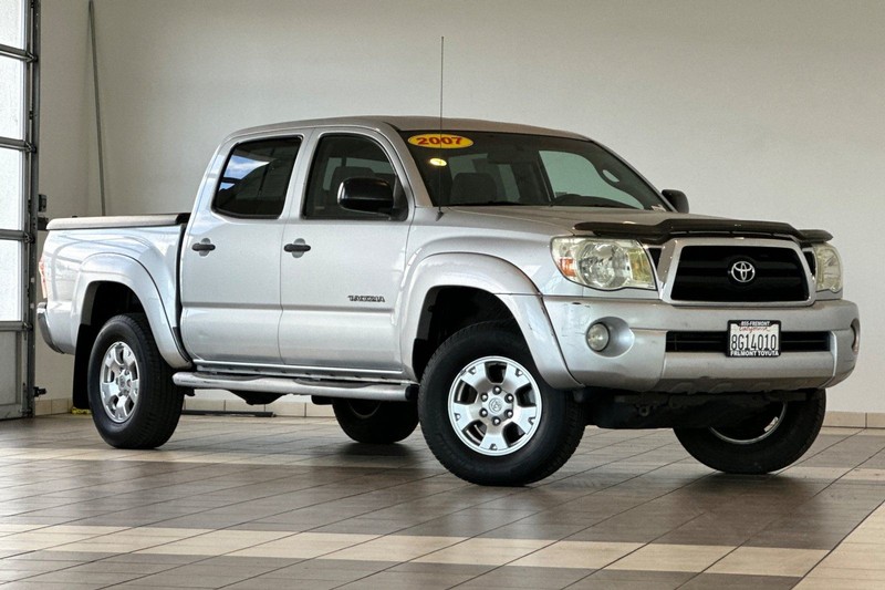 Toyota Tacoma Vehicle Full-screen Gallery Image 02