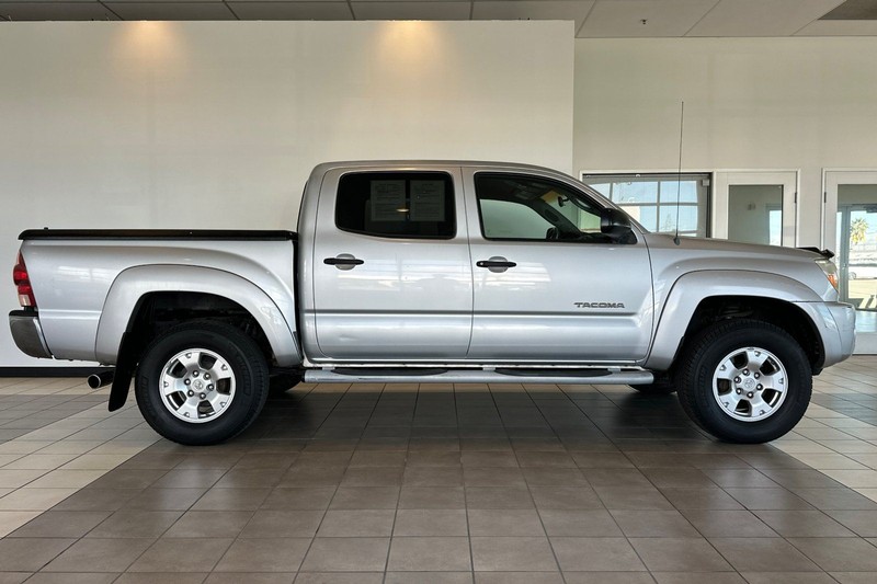 Toyota Tacoma Vehicle Full-screen Gallery Image 03