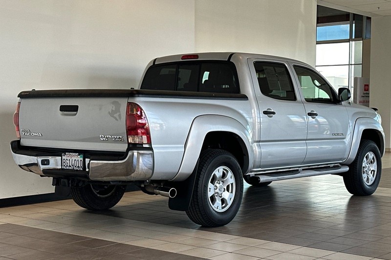 Toyota Tacoma Vehicle Full-screen Gallery Image 04