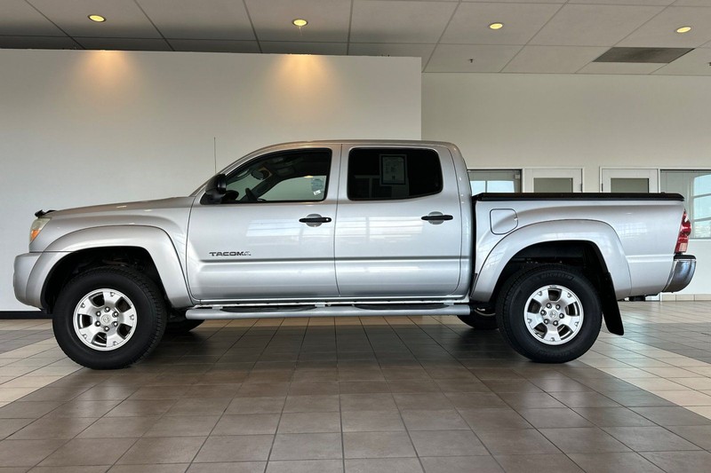 Toyota Tacoma Vehicle Full-screen Gallery Image 07