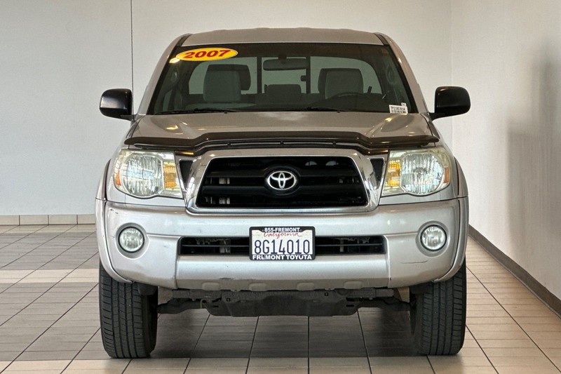 Toyota Tacoma Vehicle Full-screen Gallery Image 09