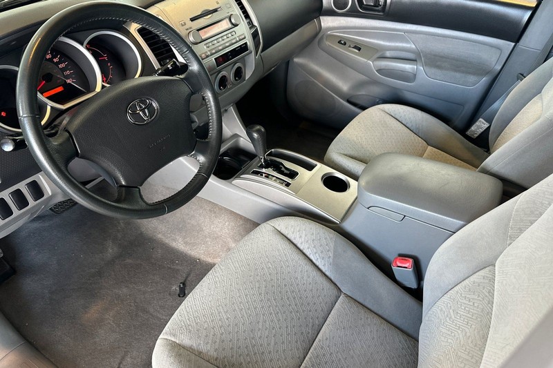 Toyota Tacoma Vehicle Full-screen Gallery Image 10