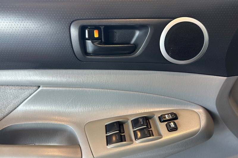 Toyota Tacoma Vehicle Full-screen Gallery Image 11