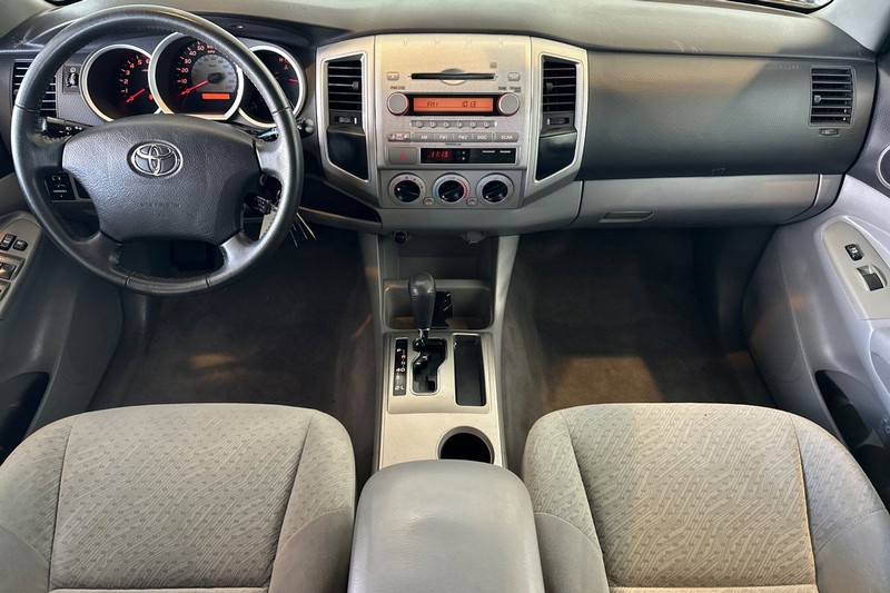 Toyota Tacoma Vehicle Full-screen Gallery Image 13