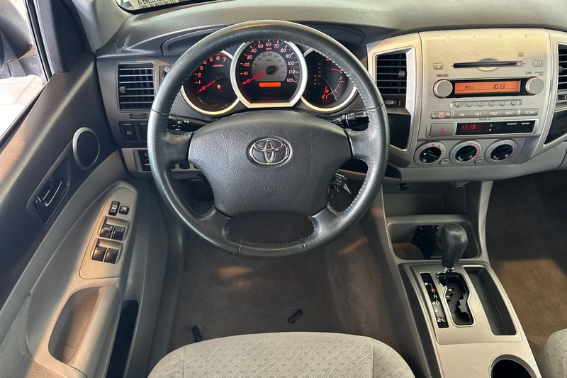 Toyota Tacoma Vehicle Full-screen Gallery Image 14