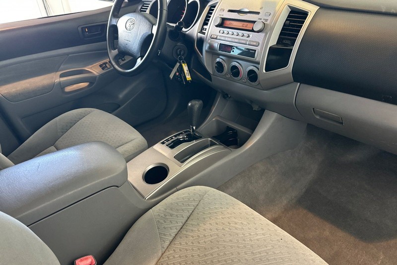 Toyota Tacoma Vehicle Full-screen Gallery Image 15