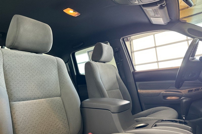 Toyota Tacoma Vehicle Full-screen Gallery Image 16