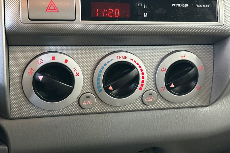 Toyota Tacoma Vehicle Full-screen Gallery Image 18