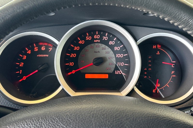 Toyota Tacoma Vehicle Full-screen Gallery Image 21