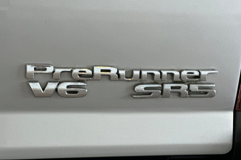 Toyota Tacoma Vehicle Full-screen Gallery Image 24