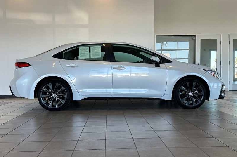 Toyota Corolla Vehicle Full-screen Gallery Image 03