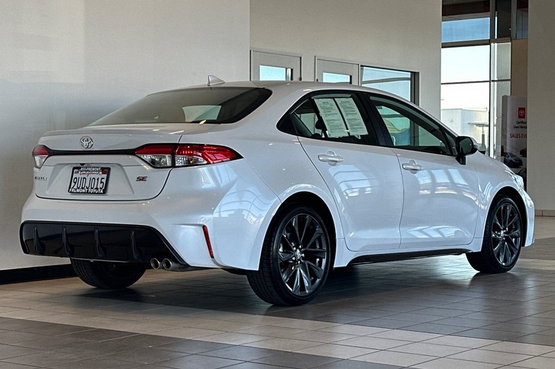 Toyota Corolla Vehicle Full-screen Gallery Image 04