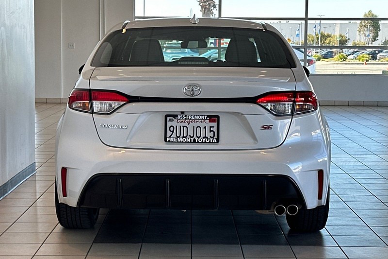 Toyota Corolla Vehicle Full-screen Gallery Image 05