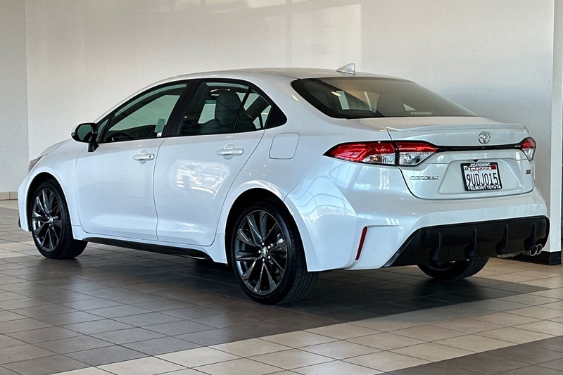 Toyota Corolla Vehicle Full-screen Gallery Image 06