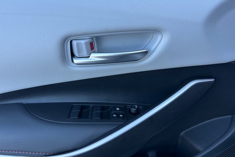 Toyota Corolla Vehicle Full-screen Gallery Image 11