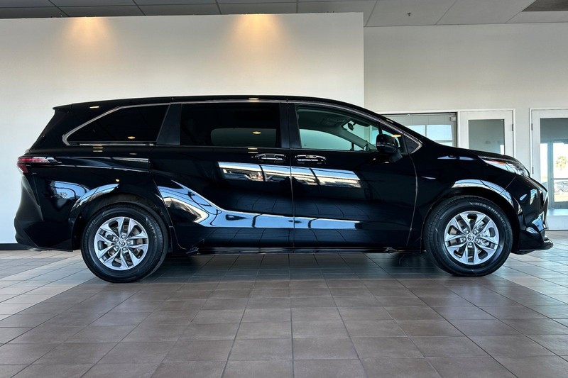 Toyota Sienna Vehicle Full-screen Gallery Image 03