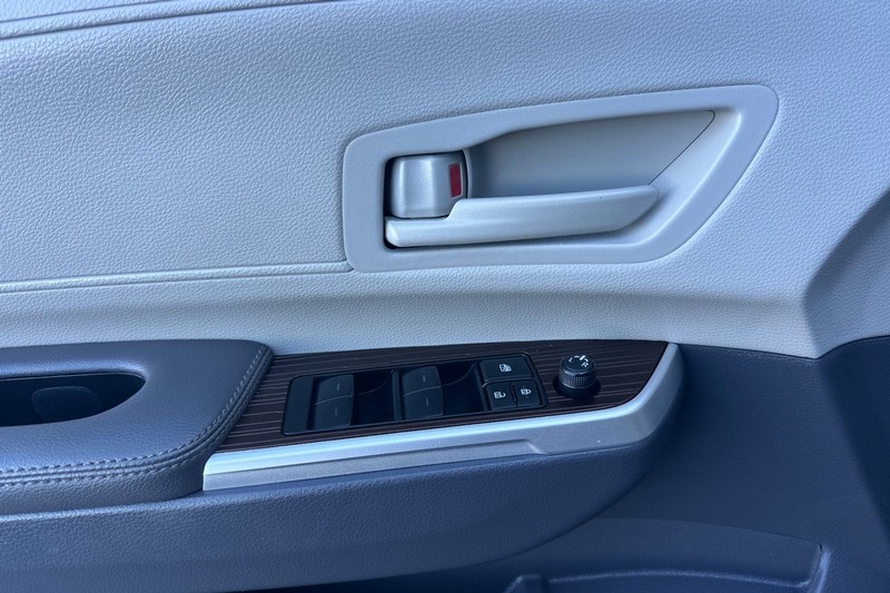 Toyota Sienna Vehicle Full-screen Gallery Image 11