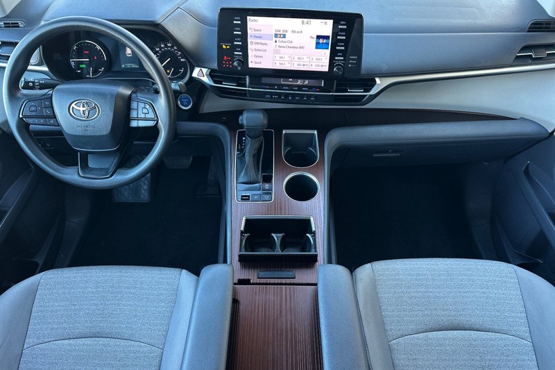 Toyota Sienna Vehicle Full-screen Gallery Image 13