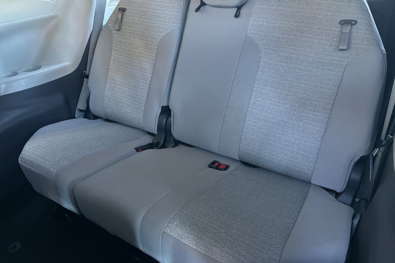 Toyota Sienna Vehicle Full-screen Gallery Image 15